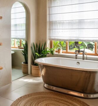 Trendy Warm Neutral Bathroom Décor Ideas